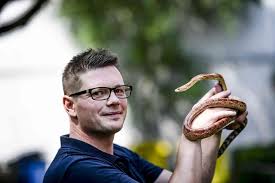 Viele änderungen sind in letzter zeit vorgenommen worden. Dusseldorf Reptilienretter Jagen Giftige Schlangen