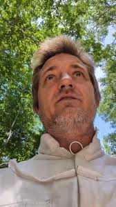 What's in the honey bee besides lavender and honey? Is it a blondie?