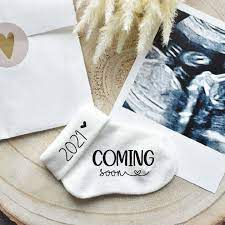Möchtest du deinem partner, familie und freunden sofort von der wunderbaren nachricht erzählen, kannst du das natürlich auch. Babysocke Verkundung Schwangerschaft Coming Soon Geburtsjahr Nillie