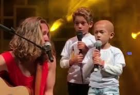 Последние твиты от vitor kley (@vitorkley). Vitor Kley Chama Fa Com Cancer Ao Palco Para Cantar O Sol Assista