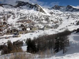 La neige a commencé à blanchir les sommets en ce début du mois de décembre. Les Alpes Maritimes Isola 2000 Zone Ski