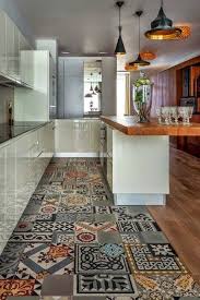 3 Gresie Tip Patchwork Imbinata Cu Parchet Masiv Amenajare Bucatarie Deschisa Spre Living Kitchen Floor Tile Patterns Kitchen Interior Kitchen Flooring
