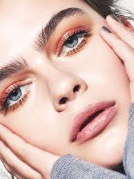 These 15 Natural Eye Makeup Ideas Will Make You Look Younger Natural Makeup Neutral Metallic Eyemakeup Metallic Makeup Glossy Makeup Eyeshadow Makeup