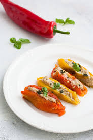 Aggiungete il prezzemolo, le acciughe e l'aglio, quindi l'aceto, l'olio, lo zucchero e il sale. Pin Su Food