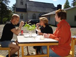 Urban och Annika Stenlund samt Karin Gerth, Sjöbotten, mumsar i solen.