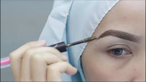 Lupakan cara solekan lain kerana kening lukis bahagian bawah kening dengan satu garisan lurus. Eyebrow Tutorial Teknik Melukis Aplikasi Maskara Kening Youtube