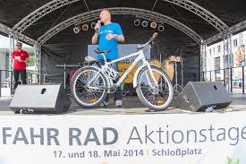 Radsternfahrt Nach Stuttgart Alle Wege Fuhren Zum Schlossplatz Stuttgart Stuttgarter Zeitung