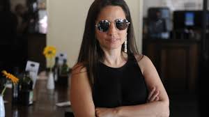 Paulina se divierte, ríe, juega, ensaya morisquetas, hace las compras, ordena la casa y la heladera, cuida a sus hijos, investiga, inventa, escribe recetas, prueba. La Marie Kondo De La Gastronomia Paulina Cocina Lanzo Un Libro De Meal Prep Minuto Argentina