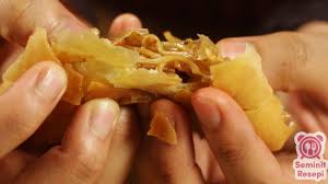 Resepi kerepek popia yang cukup mudah ini biasanya hanya menggunakan kulit popia, serbuk cheese. Popia Maggi Goreng Cheese