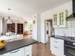 Açık mutfak sisteminde kullanılan amerikan mutfak dolaplarında beyaz, krem gibi renkler alanı geniş gösterir. Amerikan Mutfak Nedir