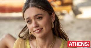 Η σταρ του White Lotus Έιμι Λου Γουντ καταδικάζει σκετς του SNL: Κακόβουλο  και μη αστείο