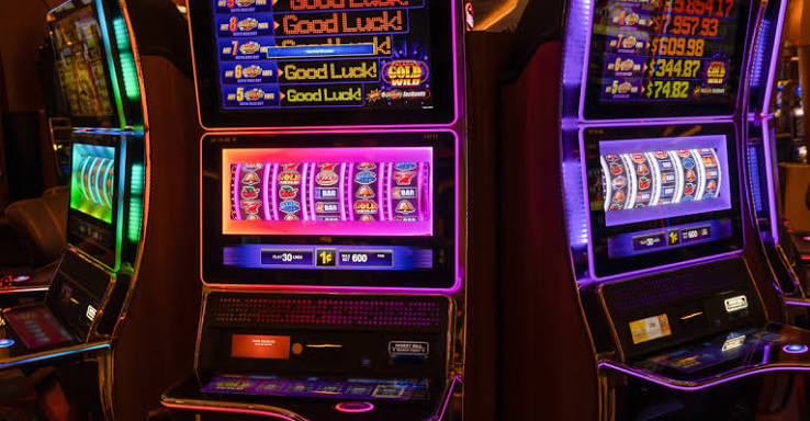 What Is a Slot Machine? Mechanics, Odds & RTP