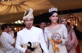 Senin, 23 maret 2015 siti liza dan lucky hakim kedapatan berduaan di sebuah acara. Sekitar Resepsi Perkahwinan Siti Elizad Shamsul Baharin