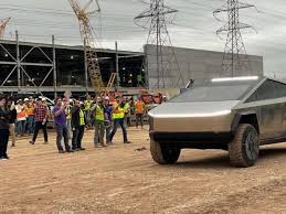 Unveiled at the 2019 los angeles auto show, the 2022 cybertruck will go into. Elon Musk Fahrt Im Tesla Cybertruck Zur Gigafactory Und Macht Ein Ehrliches Gestandnis Wirtschaft
