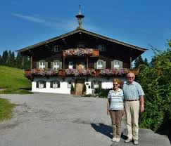 Der bergdoktor ist eine der beliebsten fernsehserien in deutschland und österreich. Vor Dem Bergdoktor Haus In Ellmau Foto Bild Europe Osterreich Tirol Bilder Auf Fotocommunity