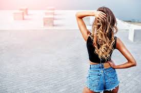 Biondi, castani, rossi, grigi o bianchi, ricci, lisci, od ondulati i capelli, per chi li ha sono uno degli elementi estetici (e non solo) che contribuiscono a definire il nostro aspetto. Quanto Crescono I Capelli In Media E I Consigli Per Accellerare Il Processo