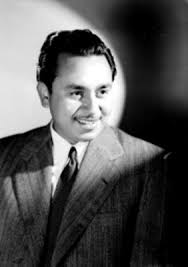 Raúl Farrel, en tres cuartos de perfil hacia la derecha, viste formal,  retrato