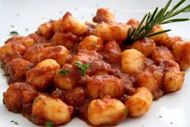 Aggiungere 2 o 3 bicchieri di vino rosso e far cuocere. Vico Nel Lazio Sagra Degli Gnocchi Al Sugo Di Pecora Eventi A Frosinone