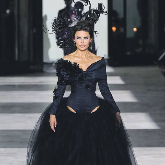 Gotik Yaz Modası: Siyahın Sıcak Mevsimle Dansı