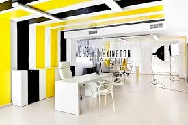 Sebelum era milenium, desain interior kantor masih terikat dengan aturan bahwa ruang kerja harus terlihat formal. 25 Desain Interior Kantor Minimalis Modern Yang Indah Desainrumahnya Com