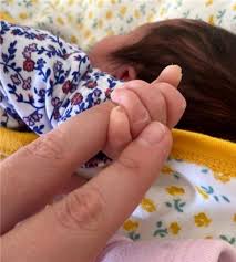 Bebeğin annesi ve babasıyla buluşup sevgi dolu anlar. Kiralik Ask In Nihan I Sanem Yeles Anne Oldu