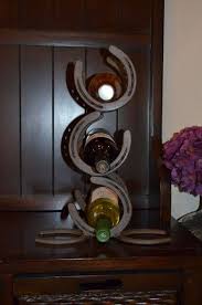 Fabulosas Ideas Para Reciclar Herraduras Horseshoe Wine Rack Horseshoe Decor Cool Wine Racks
