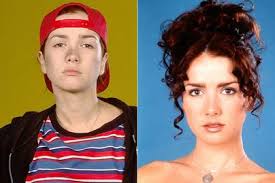 Szinte kibuggyannak Mariah Carey óriás keblei