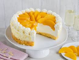Sekttorte Mit Pfirsichen Die Partytorte Mit Sahne Die Besten Backrezepte Mit Gelinggarantie Rezept In 2020 Backrezepte Kuchen Und Torten Rezepte Sekttorte