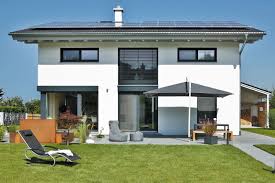 Haus Bruckmuhl Dem Charakter Einer Stadtvilla Entsprechend Punktet Dieses Haus Mit Hohem Kniestock Unter Dem Offenen Dach Mit Haus Bauen Haus Einfamilienhaus