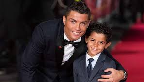 هكذا كانت ردة فعل كريستيانو رونالدو لو قرر ابنه كريستيانو جونيور الحصول على وشم ليونيل ميسيذات يوم ، تجرأ. ÙÙŠØ¯ÙŠÙˆ ÙŠØ¶Ø¹ Ù†Ø¬Ù„ ÙƒØ±ÙŠØ³ØªÙŠØ§Ù†Ùˆ Ø±ÙˆÙ†Ø§Ù„Ø¯Ùˆ ØªØ­Øª Ø·Ø§Ø¦Ù„Ø© Ø§Ù„Ù‚Ø§Ù†ÙˆÙ†