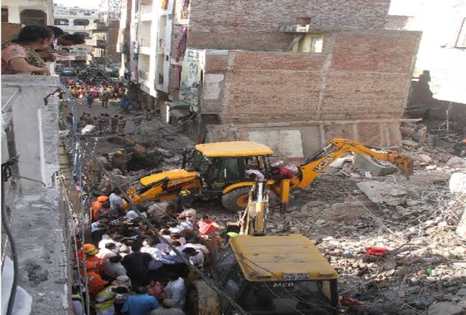 दिल्ली में 5 मंजिला इमारत जमींदोज, 4 बच्चों समेत 7 की मौत, पढ़ें कब क्या हुआ - Five Storey Building Collapsed In Delhi Ashok Vihar, Seven Dead Including 4 Child - Amar Ujala Hindi News Live