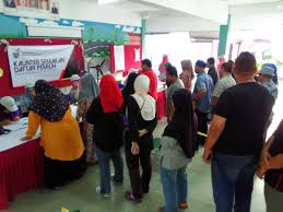 Cara membuat semakan adalah dengan cara berikut setelah mengetahu dimanakah tempat mengundi anda, jangan lupa pulang semasa hari mengundi. Berita Harian A Twitter Orang Ramai Mula Melakukan Semakan Daftar Di Kaunter Semakan Daftar Pemilih Sebelum Mengundi Di Sekolah Rendah Agama Sungai Kandis Pada Pilihanraya Kecil N49 Dun Sungai Kandis Foto