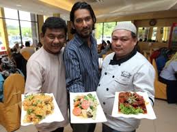 Keluarga Rais Asiah Menjamu Selera Di Restoran Adam Lai