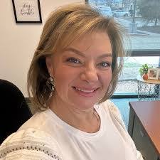 Keri Pack's Instagram, Twitter & Facebook