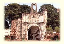 Został założony w 1511 roku przez wielkiego portugalskiego nawigatora afonso di albuquerque, który w ten sposób próbował wzmocnić swoje. Kota A Famosa Melaka