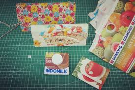 Dompet dari kotak susu atau kotak karton kemasan susu dan jus ini adalah salah satu bentuk kerajinan tangan fungsional yang dengan sedikit sentuhan artistik, akan terlihat cantik sekaligus unik.dompet dari kotak susu ini bisa anda gunakan sebagai dompet sekunder untuk menyimpan berbagai dokumen atau surat surat ukuran kecil, seperti ktp, sim dsb. Sawo Kecik Karya Unik Dari Kotak Susu Bekas Blog Mariberkarya