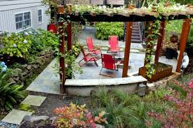 Gartenlaube Holz Metall Ranken Feuerstelle Sessel Brunnen In 2020 Gebogene Pergola Pergola Terassenideen