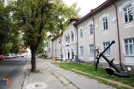 Situat la ţărm de mare, muzeul de artă constanţa este considerat pe plan naţional un important şi reprezentativ spaţiu de păstrare, valorificare şi cercetare alături de expoziţiile cu caracter permanent şi itinerant, muzeul de artă constanţa găzduieşte numeroase alte prezenţe de acelaşi tip, dar limitate. Muzeul Marinei Romane Sediul Fostei Scoli De Marina Din Constanta Obiective Turistice ConstanÅ£a DeÈtepÈi Ro