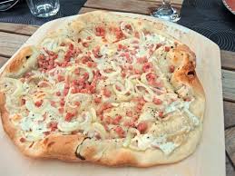 A generously sized rectangular flammkuchen in 12 pieces, many varieties. Der Perfekte Flammkuchen Aus Dem Weber Gasgrill Chilirosen Flammkuchen Gasgrill Rezepte Flammenkuchen