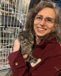 Friendly stray cat outside grandma's house needs help with matted fur