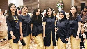 Perpaduan warna yang harmonis dapat dicapai melalui beberapa kombinasi warna yang diambil dari teori warna, seperti: Inspirasi Padu Padan Baju Kondangan Hitam Dan Gold Yang Elegan