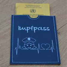 Erste vorboten kommen schon zum ende der woche und fragen, ob sie ihren digitalen impfpass haben können. Impfpasshulle Kunstleder Mit Ekg Krankenpflegerin