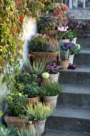 Garten Deko Ideen Die Garten Oder Haustreppe Mit Blumen Garten Dekoration Diy Garten Dekoration Diy Garte In 2020 Garden Decor Container Gardening Garden Pots