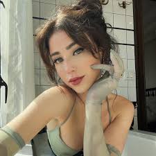 Lacey Tanner (@lacetann)