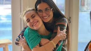 Demi moore is not exactly someone fans expected to see on the runway in paris for haute couture fashion week, but as to be expected, the actress stole demi moore shared a few pictures of herself recording her podcast in her bathroom last week. Superhappy Demi Moore Freut Sich Uber Tallulahs Verlobung Promiflash De