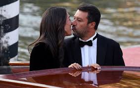 Matteo salvini, nato a milano nel 1973, si è diplomato al liceo classico manzoni ed è iscritto alla facoltà di storia dell'università statale di milano. Smoking And Kisses For Matteo Salvini And Francesca Verdini In Venice