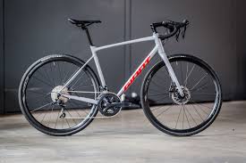 Mit Dem Neuen Giant Contend Ar Stellen Die Taiwaner Ein Gunstiges Rennrad Auf Die Rader Das Die Brucke Zwischen Gravelbike Und Rennrad Schl Rennrad Rennen Rad