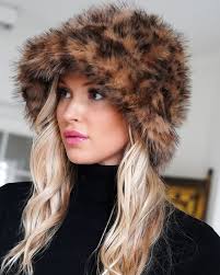 Alltså den mysigaste fiskpälshatten🥰Värmer och är bara så härlig att dra  på sig nu i kylan! Sek 399! Ljuvlig🙌 #plainvanillaswe #hatt #fauxfur  #jungfrusund #ekerö