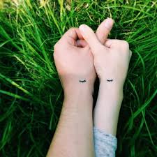 Tatuaje Pareja Pestana Pequena Tatuajes Para Muneca Diminutos Tatuajes Discretos Disenos De Tatuaje Para Parejas