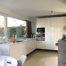 Ist die küche zum wohnbereich hin offen, findet zusätzlich noch ein esstisch oder eine theke platz. Ikea Kuche Low Budget Geht Auch Edel All About Design